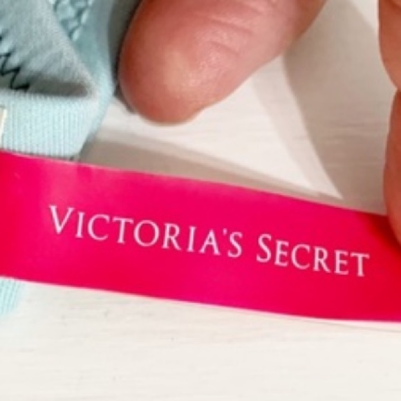 Victoria's Secret The Flirt Bandeau Bikini Swim Top
Light Push Up Size 32C - Picture 9 of 9